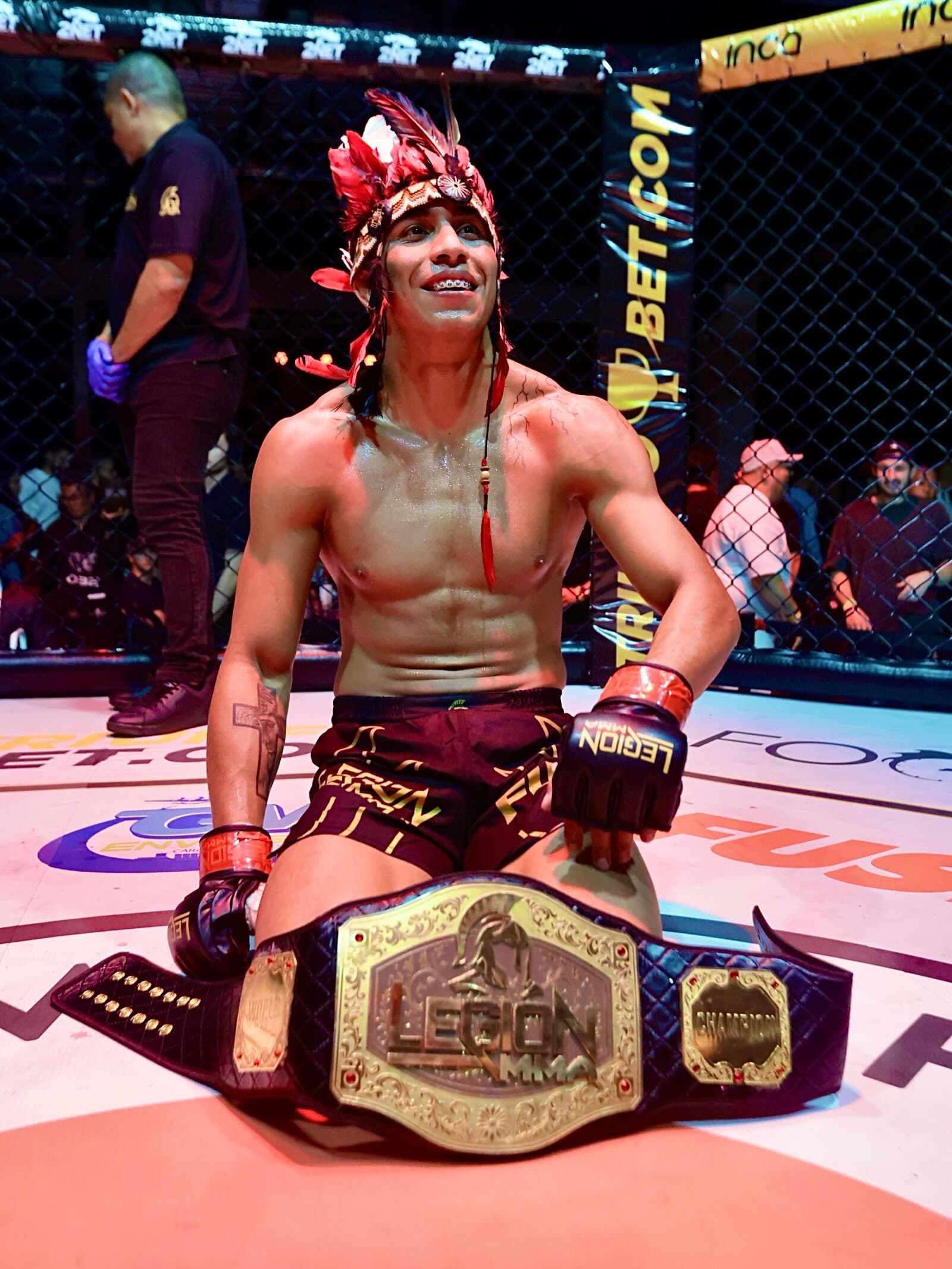 Campeón de Legión arrodillado con el cinturón